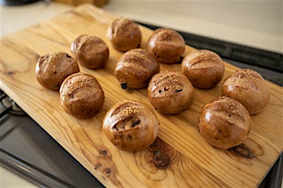 お手製の焼き立てパン。