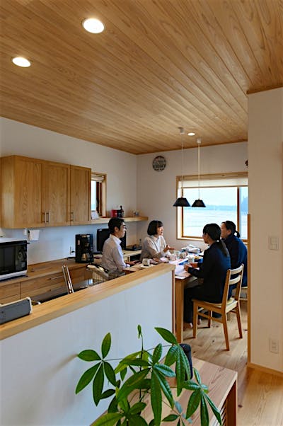 板張り天井が素敵なキッチンダイニング。作業動線もバツグン。