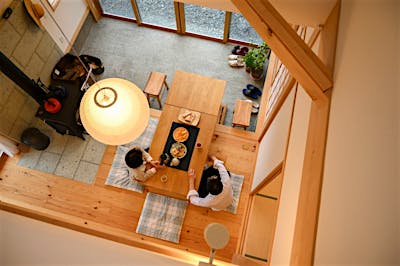 広々した土間リビングには、自然と家族や仲間が憩う。