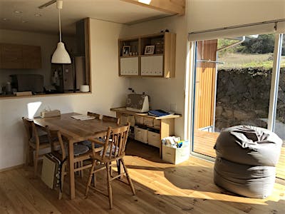 リビング・ダイニングの東側には大きな掃き出しサッシとウッドデッキ。朝日がしっかり入り、明るい空間に。