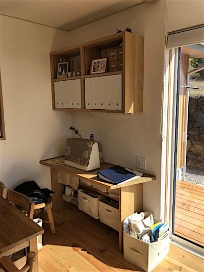 ダイニング脇の家事コーナー。書類やリビング周りの小物も集約。作業をしながら、お子様の様子もしっかり分かる。