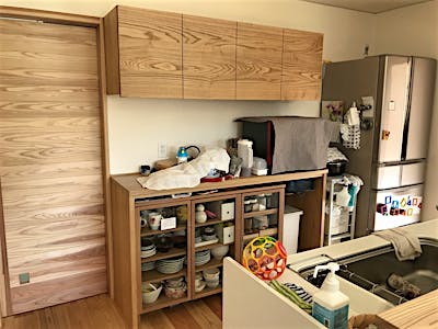 キッチンの食器棚は地元家具屋さんにオーダーしたもの。オーダーなので高さも幅も自由自在。