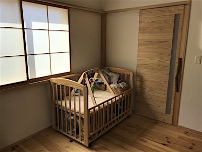 庭にあった柿の木の枝を、框戸の取っ手にリメイク。握る度に愛着が増す。