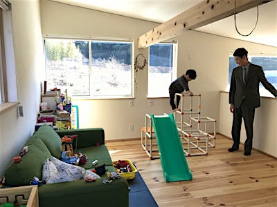 2Fの子ども室はオープンなつくりに。思い切り遊べる広々空間。