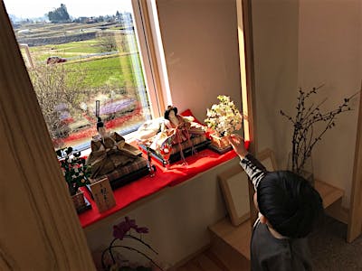 玄関ホールに計画したベンチと飾り棚。