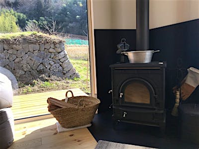 薪ストーブの炉台は鉄板。空間を引き締めるブラックがコーディネートのアクセントにもなる。 