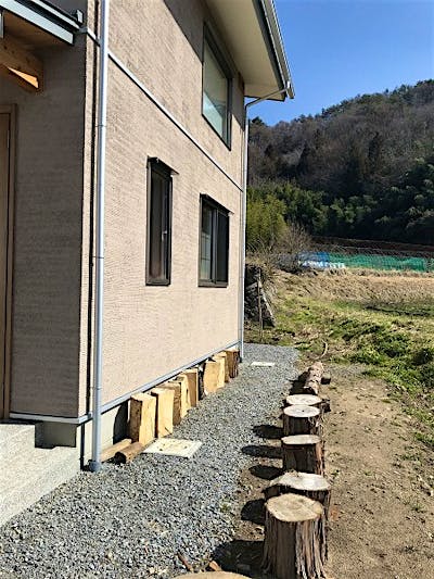 塗り壁の外壁が、周りの風景と調和している。