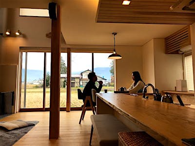 西に大きく設けた窓から、北アルプスの山並みを楽しむ。