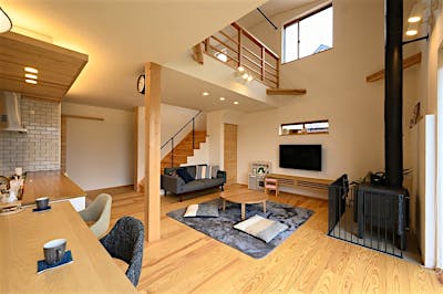 南側（TV側）には家があるため、あえて窓を最小限に絞った。それでも吹抜け窓や西窓から光が入り、十分明るい。