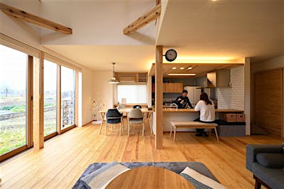 柱や梁、構造材の露出を極力おさえ、スッキリとシンプルな空間に仕上がった。