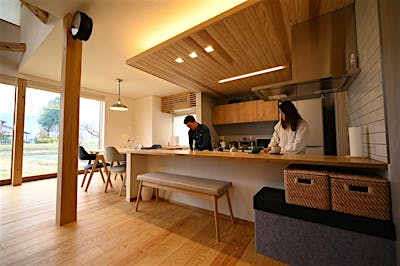 実は一段下がったキッチン。対面カウンターに座ると目線が合い、会話が弾む。