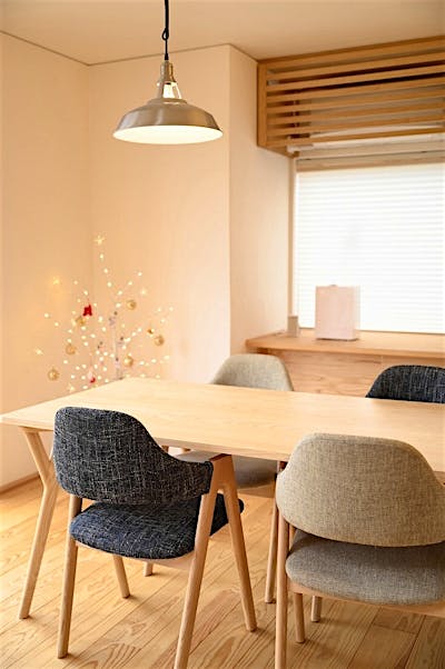 エアコンは格子戸で目隠しを。ちょっとした気遣いが暮らしを上質にする。