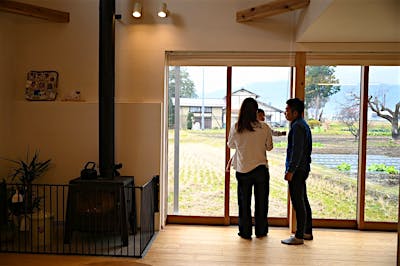 西窓のカーテンも、サッシ枠の中に綺麗におさめているのでスッキリ。