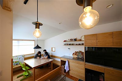 ダイニングはオープンすぎず、落ち着く空間に。造り付のベンチに家族が集う。