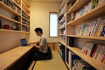 造り付けのカウンターにたっぷりの本棚、床は畳敷き。2畳分の書斎は、落ち着いて籠れる充実のスペース。