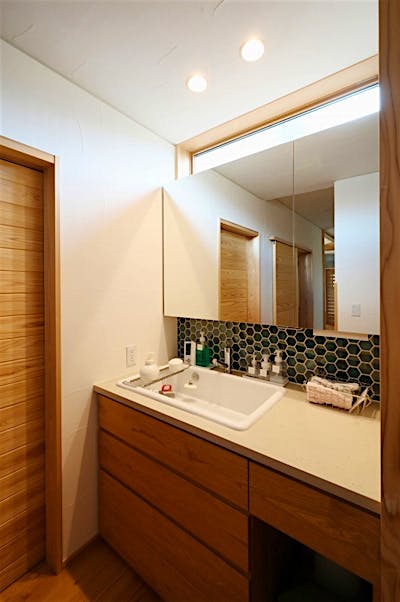 2人並んで身支度できる洗面コーナー。大容量の引き出し収納付きでスッキリ。