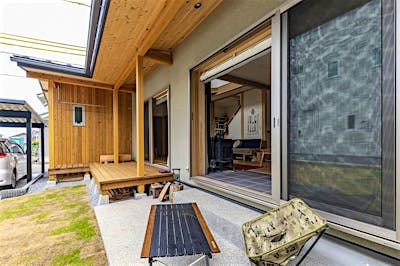 庭に面したウッドデッキや土間サロン続きの外土間。中と外を繋ぐ曖昧空間に。