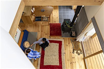 家の中心にある吹抜けを見下ろすと、ファミリースペース全体が見渡せる。 