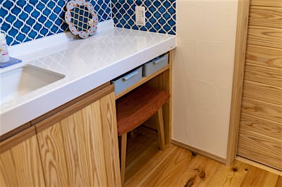 洗面には椅子を収納できるスペースも計画。 