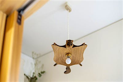 トイレの照明は、印象的なムササビランプ（arts&crafts KIYATA）。殺風景になりがちな空間にこそ、思い切った遊び心をプラスするのもGood。