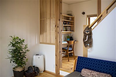 書斎は縦格子の目隠しで緩やかに間仕切りを。北欧インテリアに和のテイストをプラス。