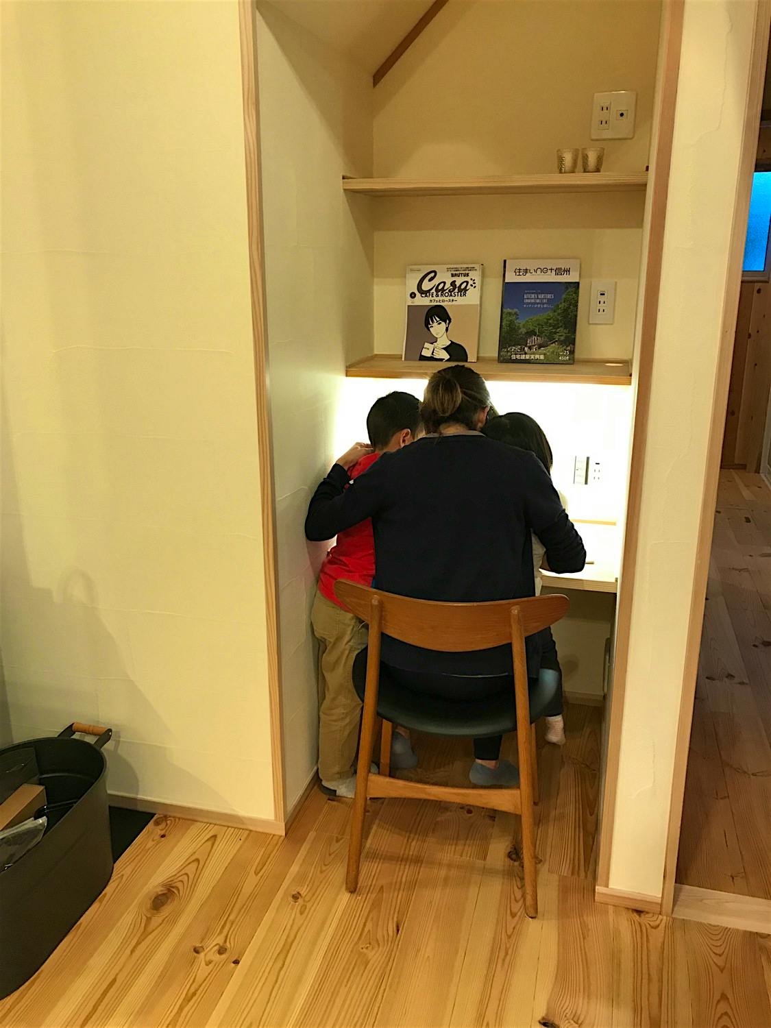 階段下の書斎コーナー。PCを開いたり、日記を書いたり、宿題したり。家族みんなのスペース。