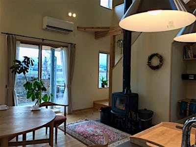 家の中心に薪ストーブ。ご主人様こだわりのmorso7110。限定品です。