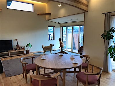 5人掛けの丸いダイニングテーブルに、家族や友人が集う。