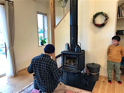 薪ストーブを着ける父の姿を見て学ぶ。来年は一緒に薪作業を。
