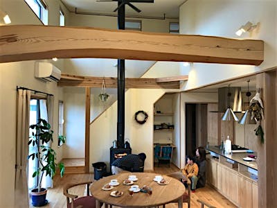 ダイナミックに吹抜けを渡る太鼓梁。選木ツアーの想い出とともに。