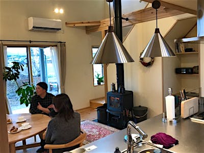 キッチンのペンダントライトはご主人様が用意したもの。ステンレスの天板との相性もぴったり。