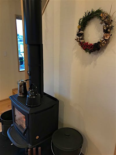 奥様お手製のリース。材料は全て家のまわりの植物たち。