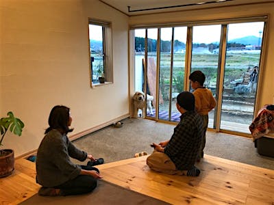 土間サロンはリビングに食い込む形状に。これも、愛犬とより近く暮らすための工夫。