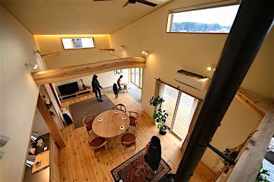 リビング・ダイニングの上部は圧巻の16畳の吹抜け。選木ツアーで選んだ太鼓梁が家のシンボルに。