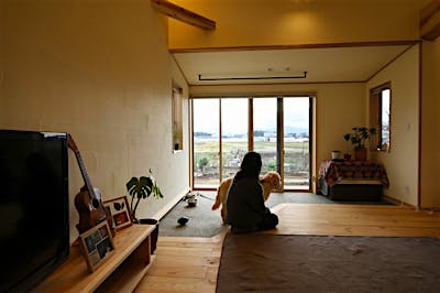 土間サロンからの景色はバツグン。外の景色もしっかり室内に取り込む窓計画。