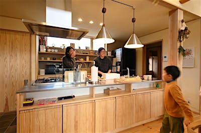 あえて手元を隠さないキッチンだから、自然とキッチンに家族が集う。