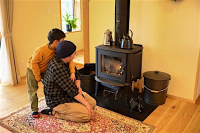 薪ストーブが親子のコミュニケーションツールに。
