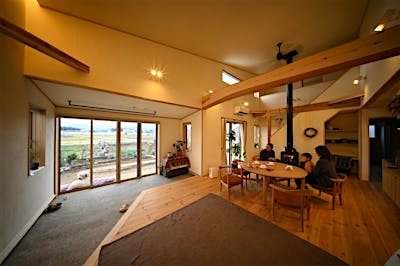 土間サロンはリビングに食い込む形状に。これも、愛犬とより近く暮らすための工夫。