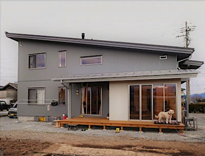 片流れ屋根が印象的な外観。外壁はグレーの鋼板仕上げ。ホワイトのジョリパッドがアクセントに。 