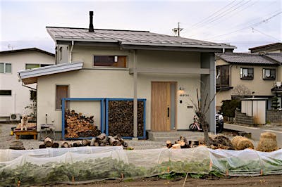 お手製のブルーの薪棚がアクセントに。