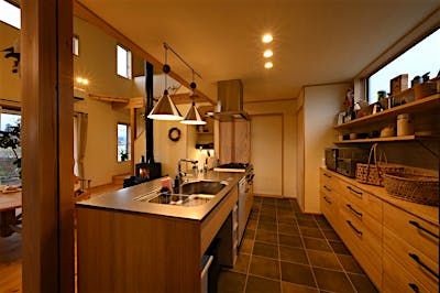 料理人のご主人様がこだわりぬいたキッチン。床はタイル貼りで、お掃除もラクラク。キッチン本体はwoodone。ステンレス天板にもこだわった。