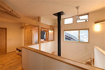 吹抜け窓からは朝日が差し込む。