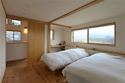 主寝室にもワイドな開口を設け、家じゅうからアルプスの眺望を楽しめる。