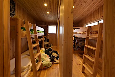 4人のお子様が居るK様。子供部屋は建具を挟んで男子部屋と女子部屋に二分できる。壁と天井は板張りで、わんぱく盛りに対応。