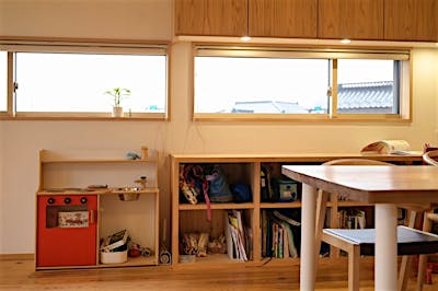 ダイニング横、壁際の造作棚は、学校教室のロッカーのイメージ。