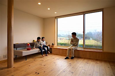 道路からの視線を巧みにコントロールしたことで、眺望を気兼ねなく楽しめる南窓。ふかし腰壁に座ってくつろいでも良い。