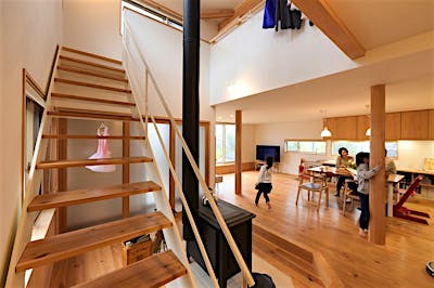 4人の子供たちがのびのび過ごす空間を支えるのはおじいちゃんの山で育った木。