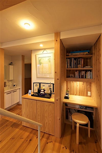 ご主人様の書斎コーナーは少し落ち着く空間に。