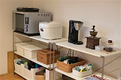 キッチンの背面収納はあえて造り付けず、使い勝手を考えながら自由に変更できる。