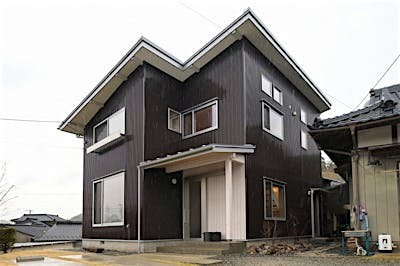 片流れ屋根のシルエットとダークブラウンの外壁ですっきりした佇まい。